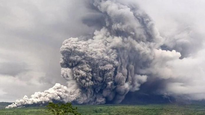 Semeru volcano: Evacuations, search and rescue, flight warnings as ...
