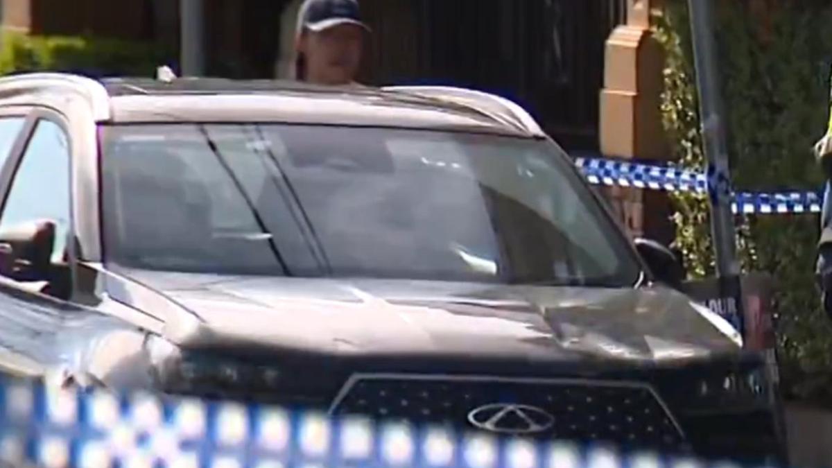 One man killed, manhunt underway after fatal Melbourne stabbing ...