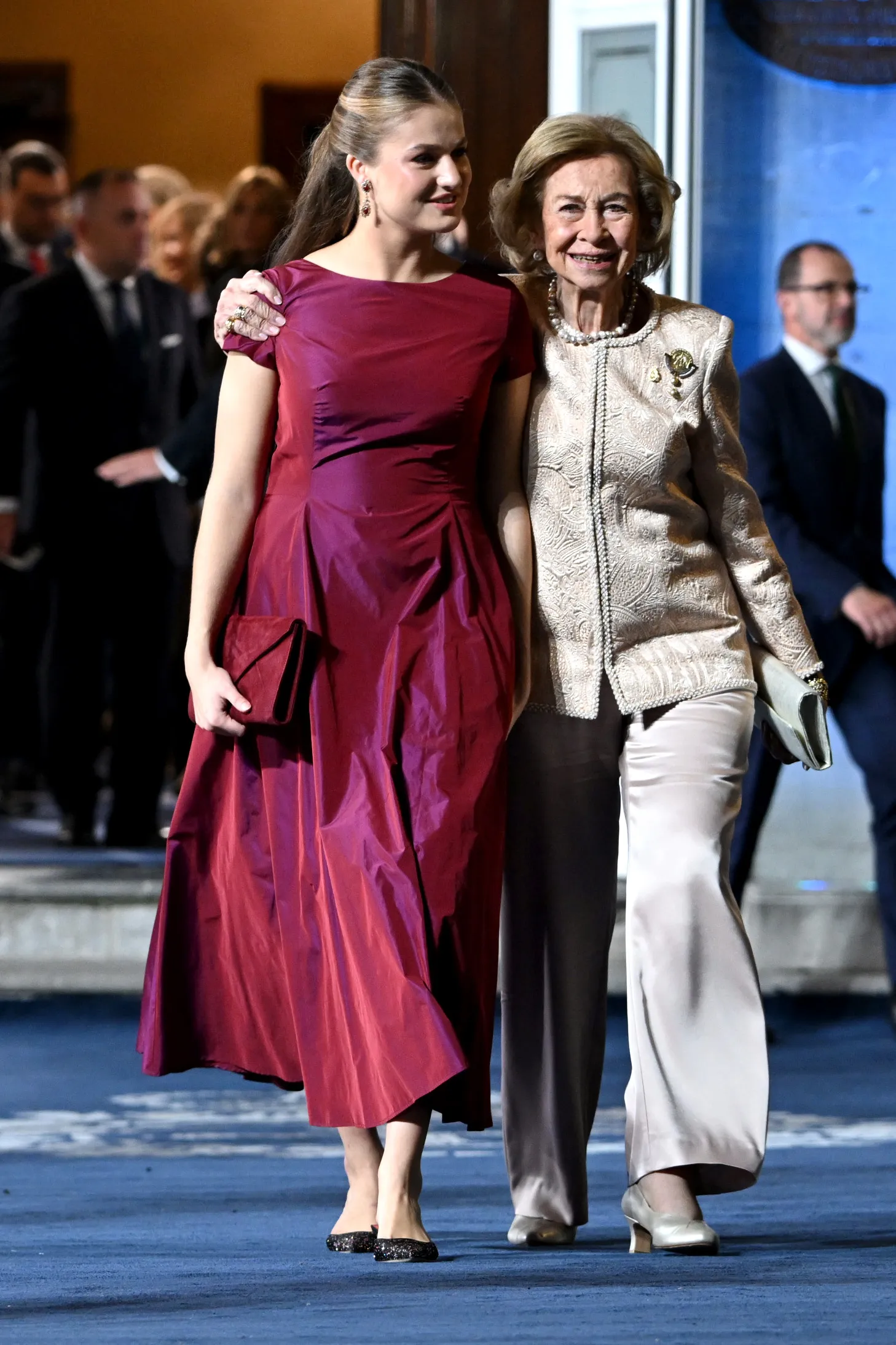 Large Display Ear Princess Leonor of Spain pays tribute to her grandmother, Queen Sofia ...